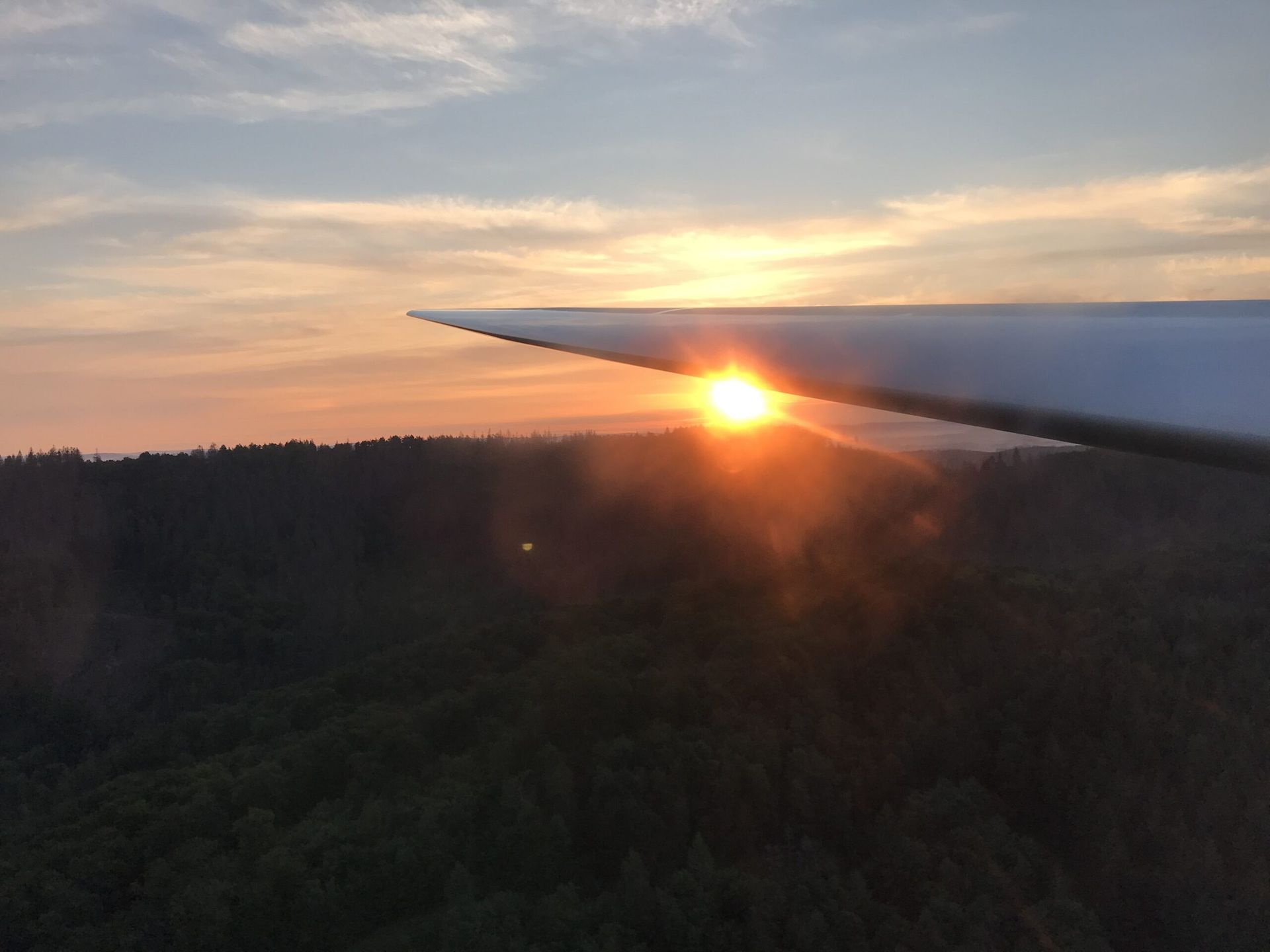 Sonnenuntergang über der Tragfläche eines Segelflugzeugs