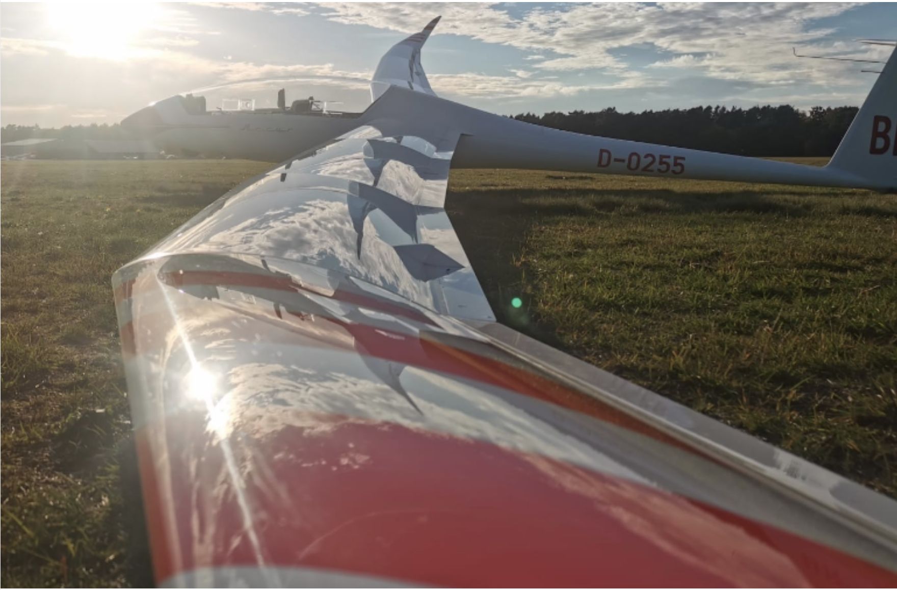 Blick über die Haube eines Segelflugzeugs in die Abendsonne