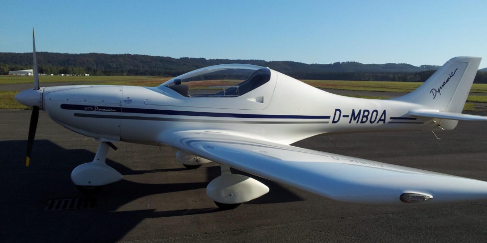 Ultraleichtflugzeug WT9 Dynamic D-MBOA auf dem Vorfeld