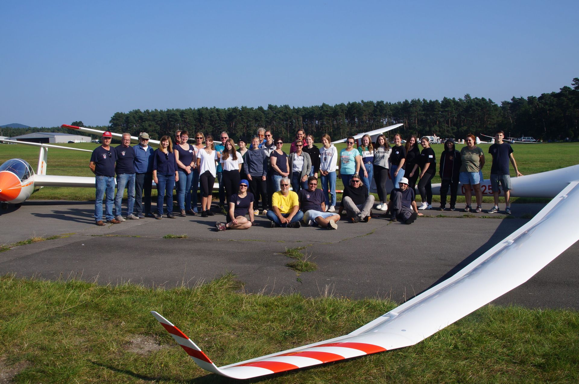 Mitglieder der LSG BOA am Flugplatz