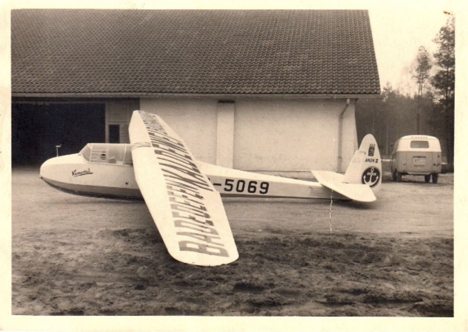 Historische Aufnahme des Doppelsitzers ES 49 vor einer Halle