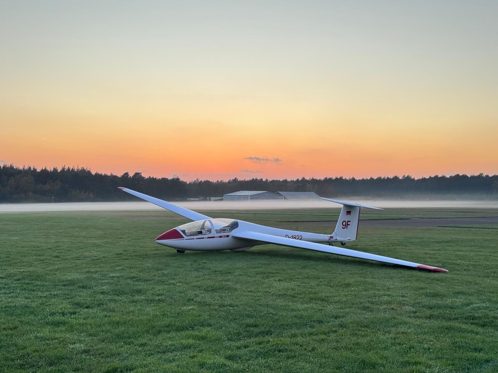 Segelflugzeug im Morgennebel auf dem Flugplatz