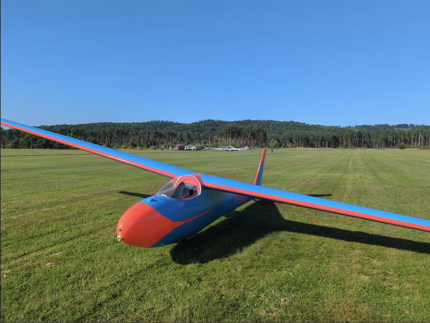 Die restaurierte Ka 6 CR „Das Blaue Wunder“ auf dem Flugplatz