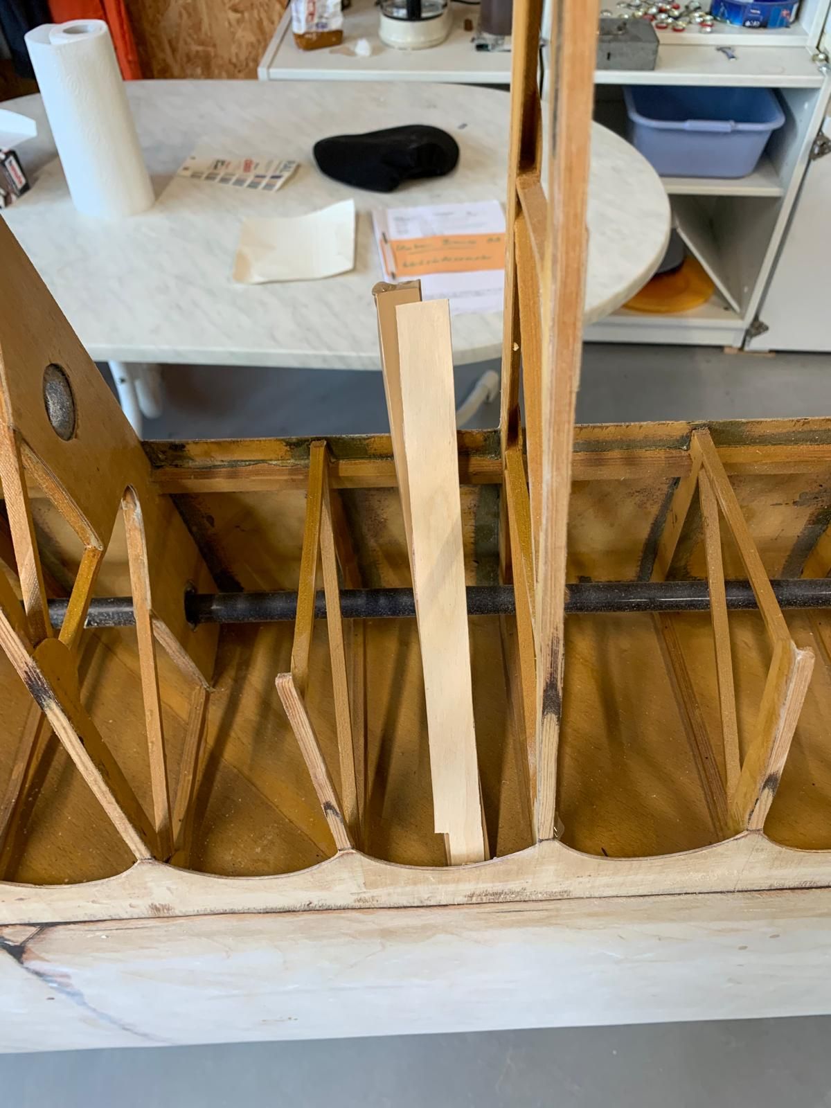 Geöffnete Tragfläche mit ausgebauten Holzrippen