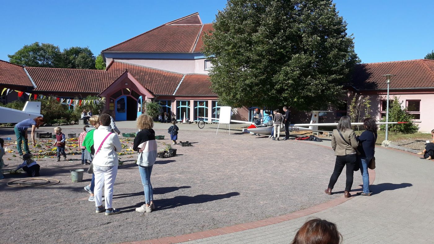 Ausstellung eines Segelflugzeugs auf dem Schulhof der Rudolf-Steiner-Schule Bielefeld