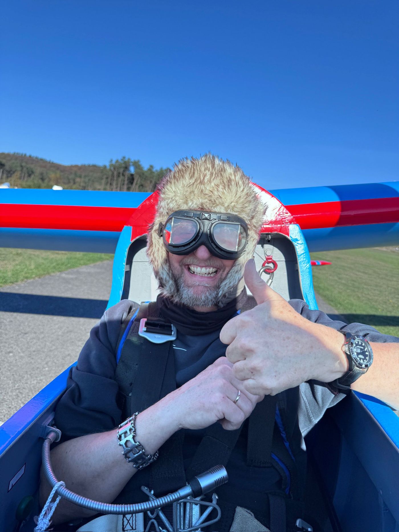 Pilot mit Fliegerhaube und Brille im offenen Cockpit der Ka 6 CR