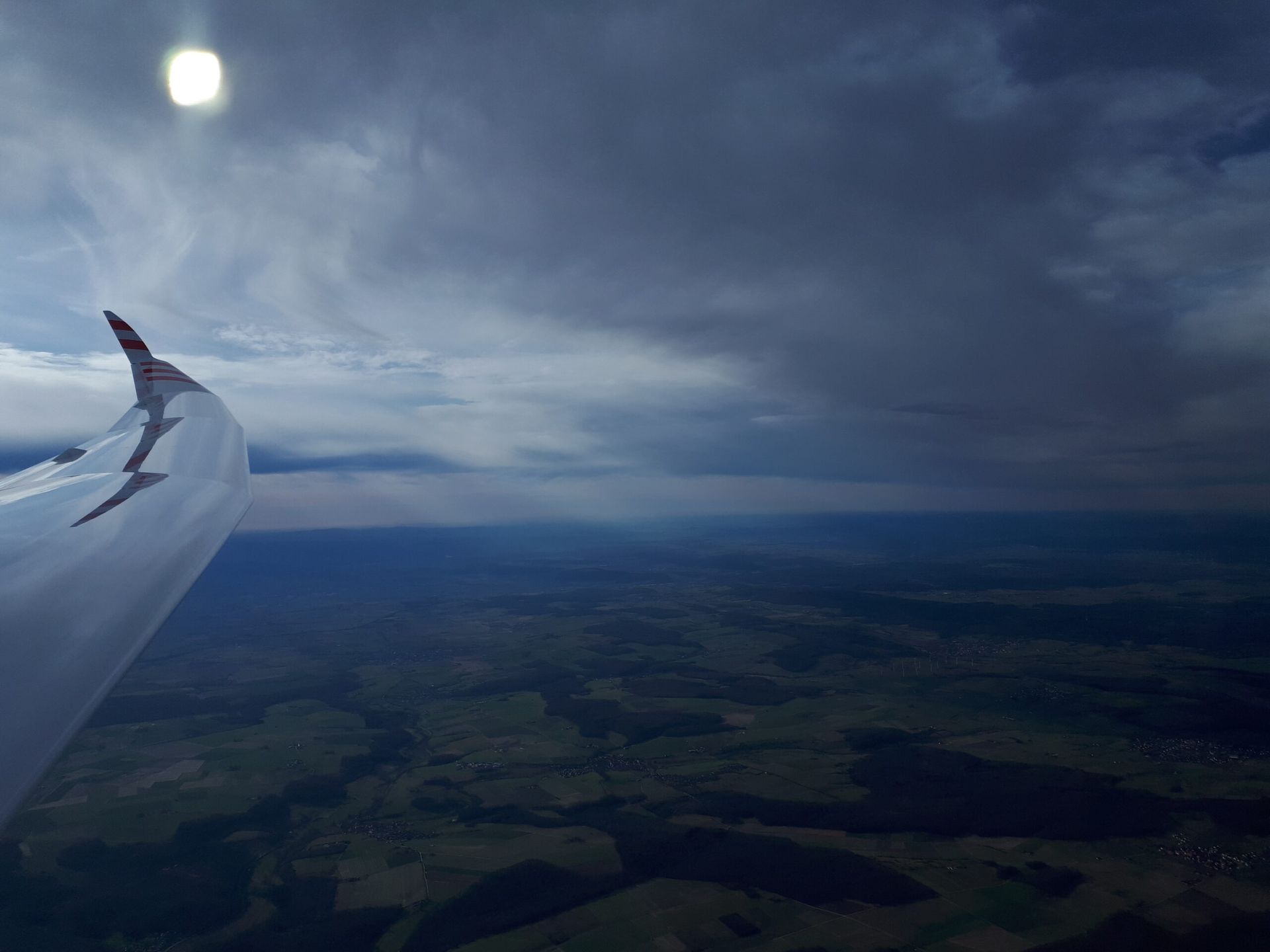Segelflugzeug über einer geschlossenen Wolkendecke